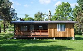 Domek nad stawem